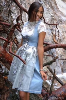 Alpenwahnsinn Dirndl Kollektion Sonnenwalzer Midi Dirndl 2tlg. - AZZURRA, Hellblau, 46